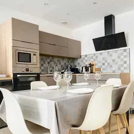 With A Terrace 3 Minutes From The Beaches 公寓 卡内
