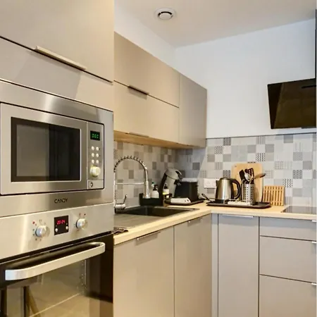 With A Terrace 3 Minutes From The Beaches 公寓 *