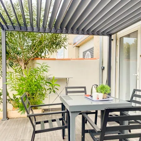 With A Terrace 3 Minutes From The Beaches 公寓