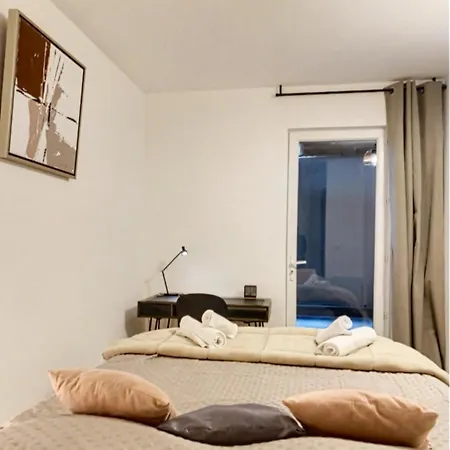 With A Terrace 3 Minutes From The Beaches 公寓