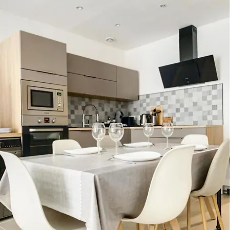 Appartamento With A Terrace 3 Minutes From The Beaches *