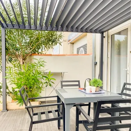 With A Terrace 3 Minutes From The Beaches *