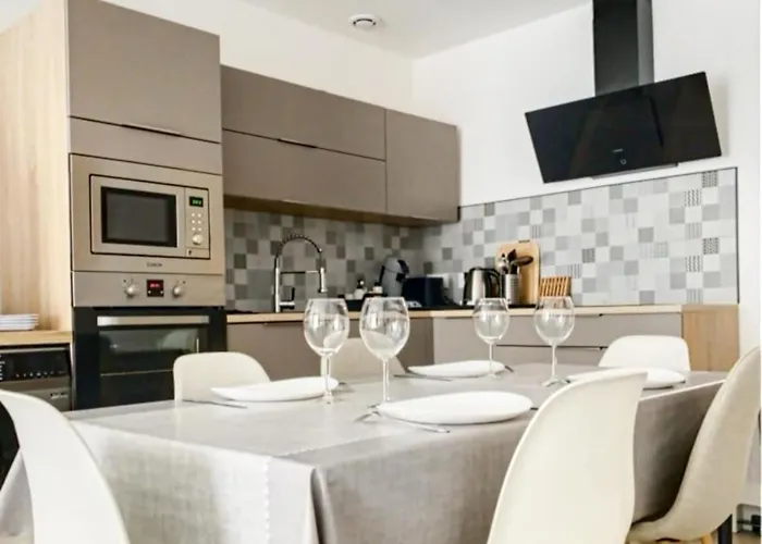 Apartment With A Terrace 3 Minutes From The Beaches *