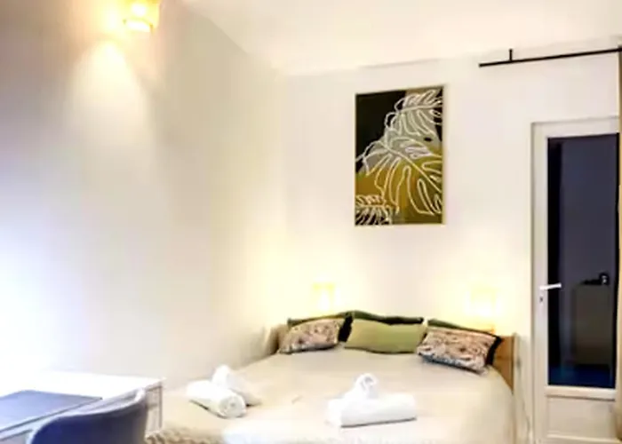 With A Terrace 3 Minutes From The Beaches *