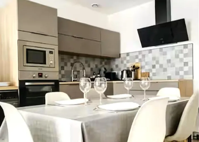 With A Terrace 3 Minutes From The Beaches *